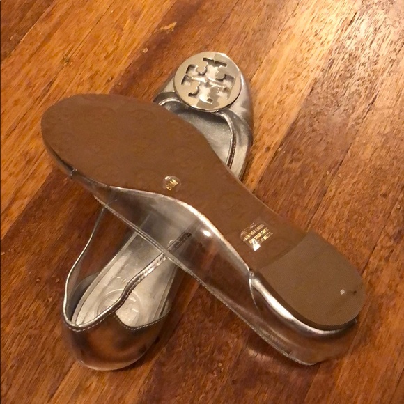 New Tory Burch Reva Audrey rare clear lucite silver logo medallion ballet flat - Picture 6 of 16